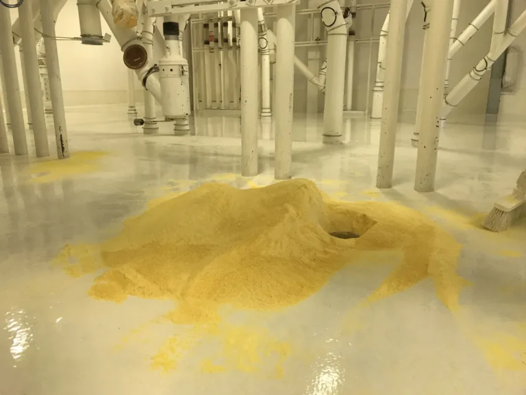 Stesura di resina sulla pavimentazione di un impianto industriale