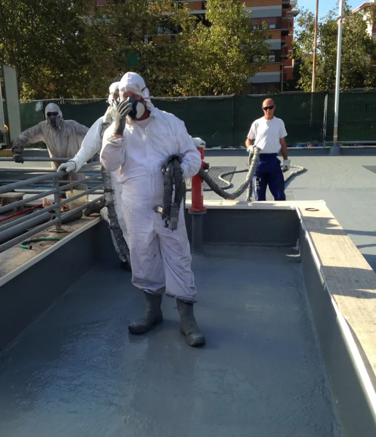 Applicatore con tuta protettiva durante l'applicazione di resina su una terrazza