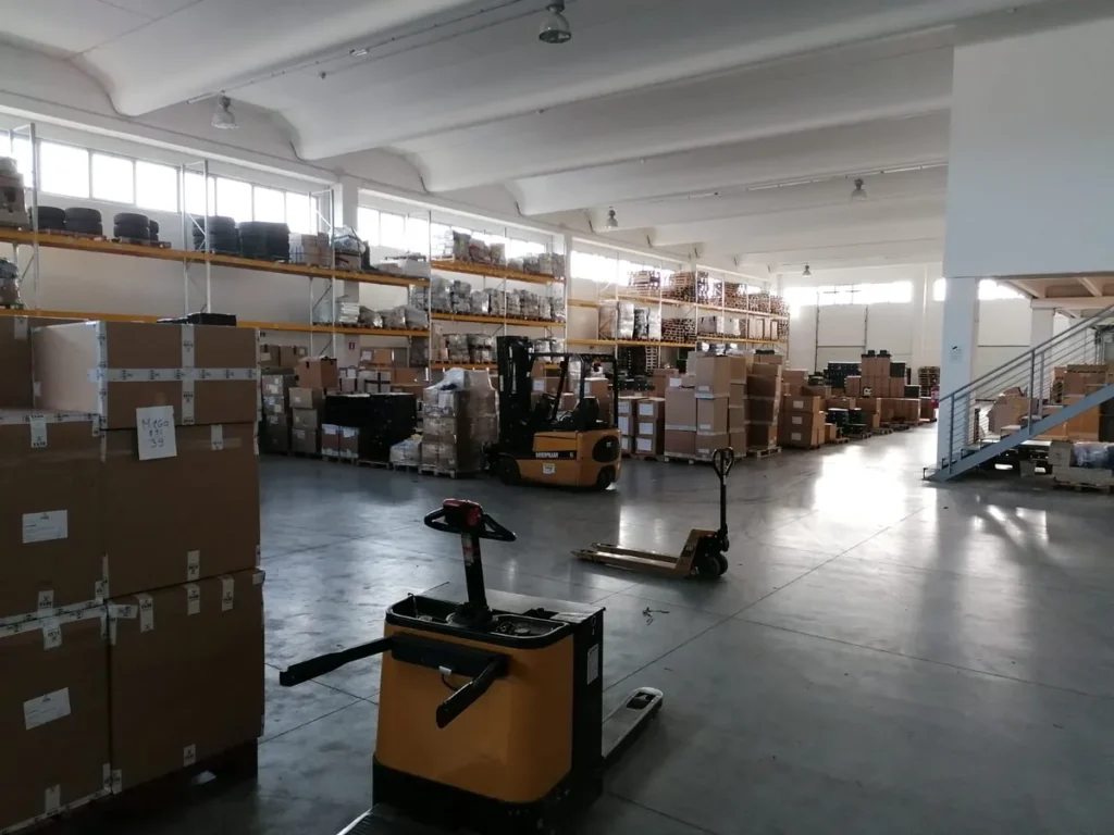 Magazzino con transpallet: impermeabilizzare le aree di logistica con la poliurea
