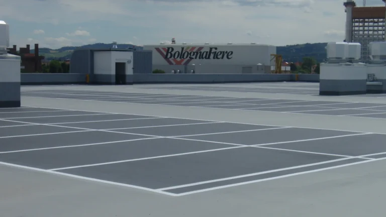 Pavimentazione in resina di un parcheggio in copertura con segnaletica orizzontale