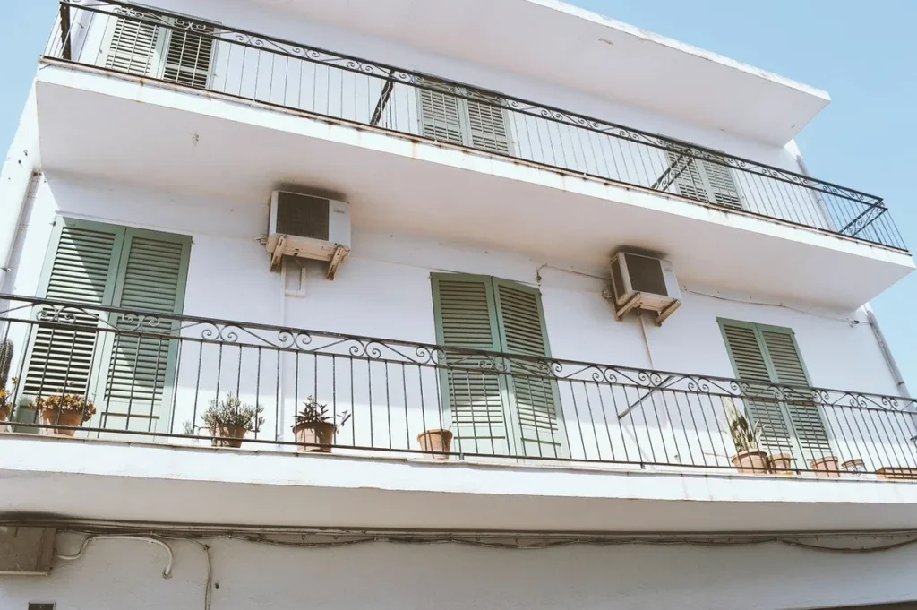 Facciata di un edificio residenziale con balconi aggettanti da impermeabilizzare