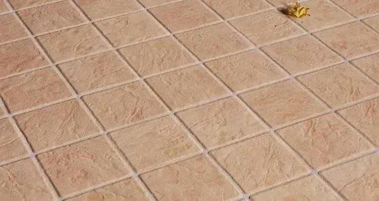 Terrazzo con pavimentazione in piastrelle da impermeabilizzare con poliurea